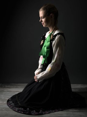 Slovakça folklor dansçısı kadın