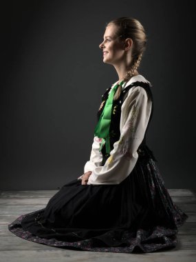 Slovakça folklor dansçısı kadın