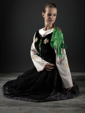 Slovakça folklor dansçısı kadın