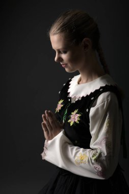 Slovakça folklor dansçısı kadın