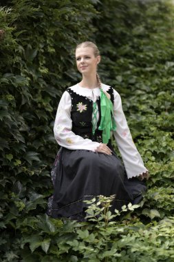 Slovakça folklor dansçısı kadın
