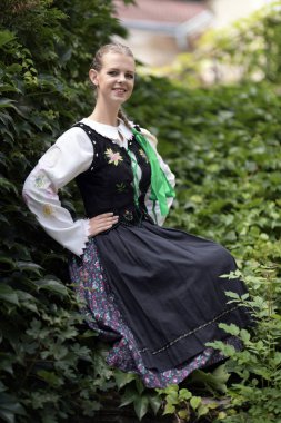 Slovakça folklor dansçısı kadın