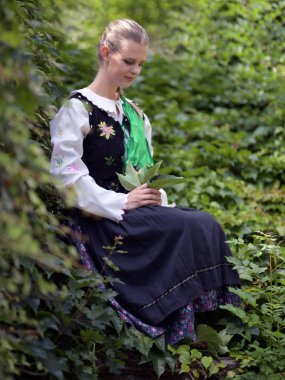 Slovakça folklor dansçısı kadın