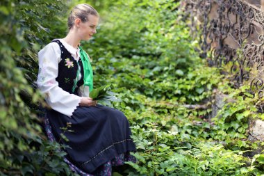 Slovakça folklor dansçısı kadın