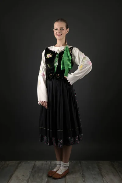 Slovenský Folklor Tanečnice Žena — Stock fotografie
