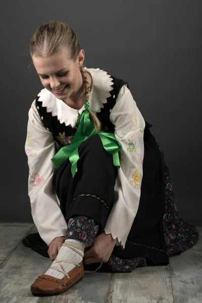 Slovakça folklor dansçısı kadın