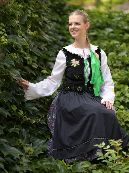 Slovakça folklor dansçısı kadın