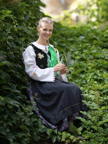 Slovakça folklor dansçısı kadın