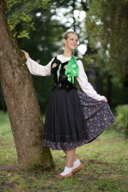 Slovakça folklor dansçısı kadın