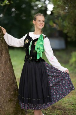 Slovakça folklor dansçısı kadın