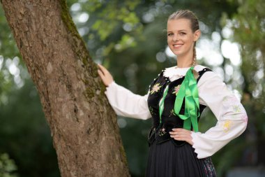 Slovakça folklor dansçısı kadın