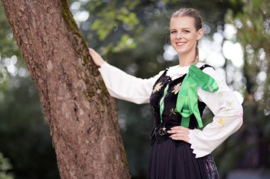 Slovakça folklor dansçısı kadın