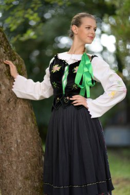Slovakça folklor dansçısı kadın
