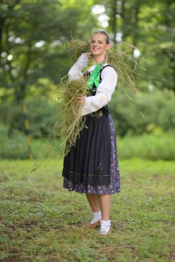 Slovakça folklor dansçısı kadın