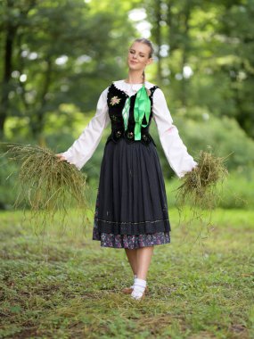 Slovakça folklor dansçısı kadın