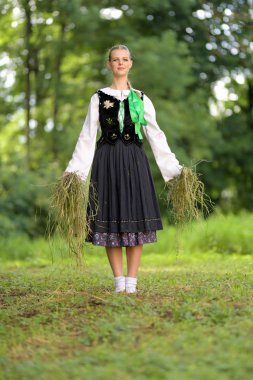 Slovakça folklor dansçısı kadın