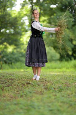 Slovakça folklor dansçısı kadın