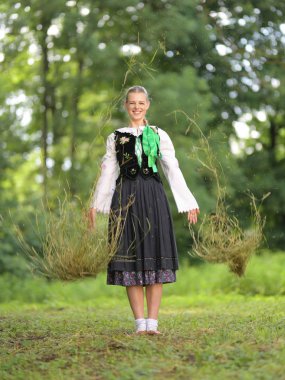 Slovakça folklor dansçısı kadın