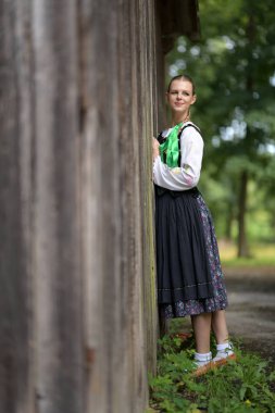 Slovakça folklor dansçısı kadın