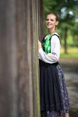 Slovakça folklor dansçısı kadın