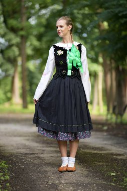 Slovakça folklor dansçısı kadın