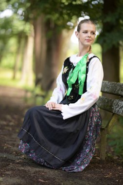 Slovakça folklor dansçısı kadın