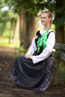 Slovakça folklor dansçısı kadın