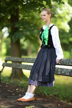 Slovakça folklor dansçısı kadın