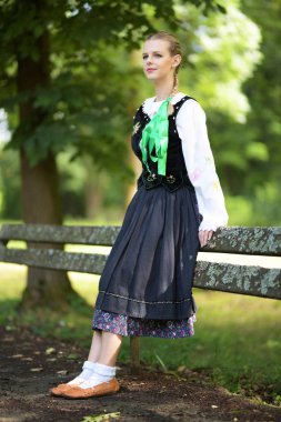Slovakça folklor dansçısı kadın