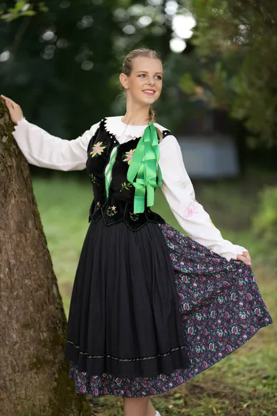 Slovakça Folklor Dansçısı Kadın — Stok fotoğraf