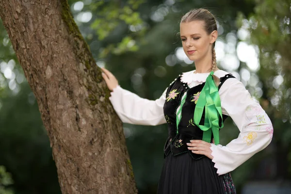 Slowakische Folkloretänzerin — Stockfoto