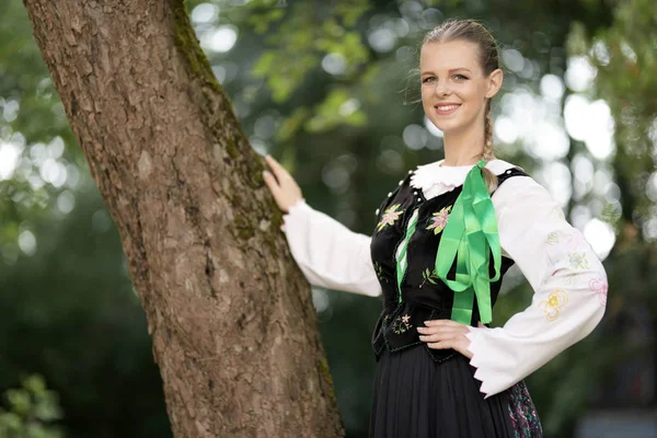 Slovakça folklor dansçısı kadın