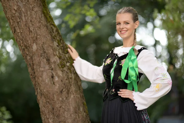 Slovakça folklor dansçısı kadın