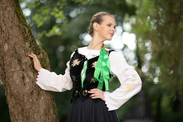 Slovakça Folklor Dansçısı Kadın — Stok fotoğraf