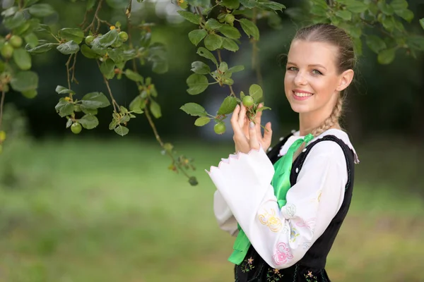 Slovakça folklor dansçısı kadın