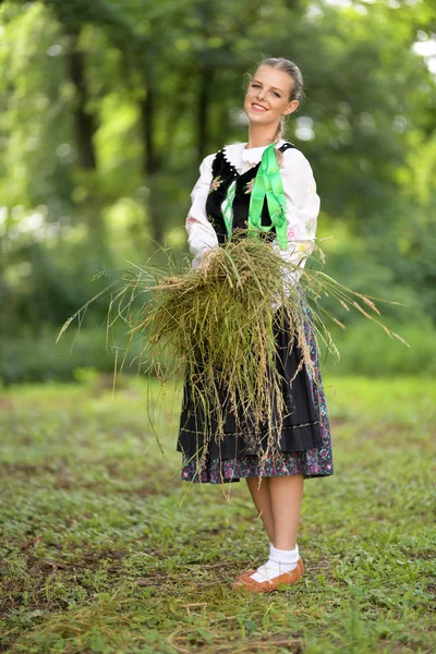 Slovakça folklor dansçısı kadın