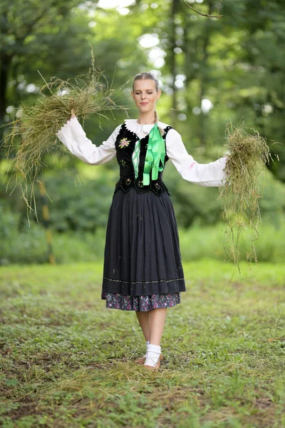 Slovakça folklor dansçısı kadın