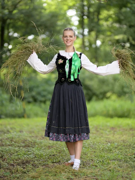 Slowakische Folkloretänzerin — Stockfoto