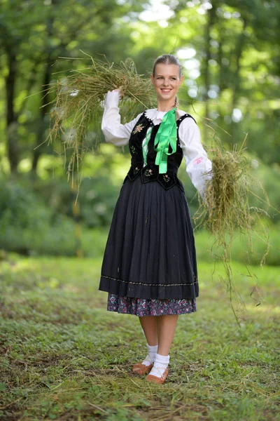 斯洛伐克民俗舞蹈家妇女 — 图库照片