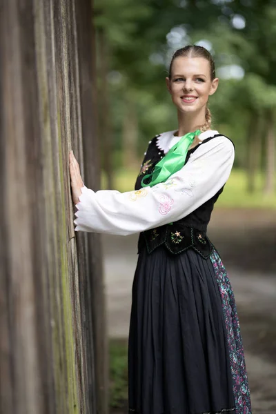 Slovakça Folklor Dansçısı Kadın — Stok fotoğraf