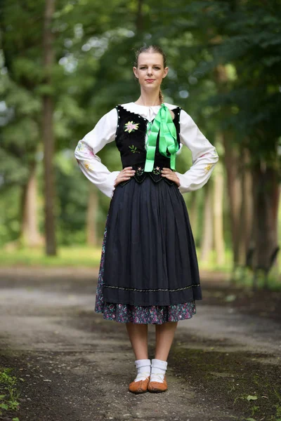 Slovakça folklor dansçısı kadın