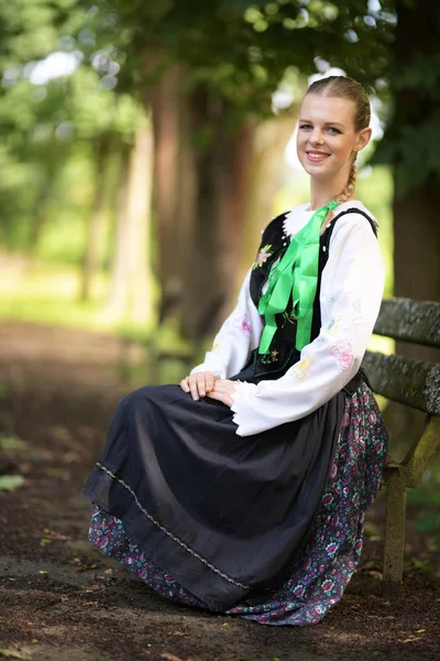 Slowakische Folkloretänzerin — Stockfoto