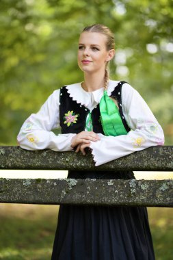 Slovakça folklor dansçısı kadın