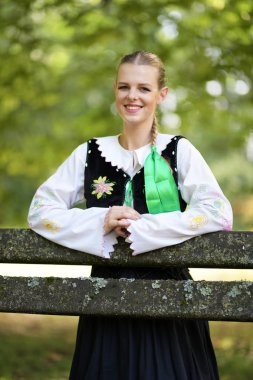 Slovakça folklor dansçısı kadın