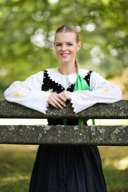 Slovakça folklor dansçısı kadın