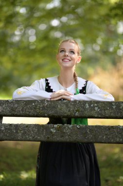 Slovakça folklor dansçısı kadın