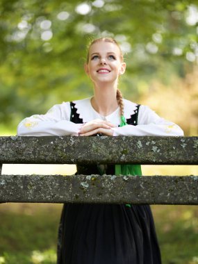 Slovakça folklor dansçısı kadın