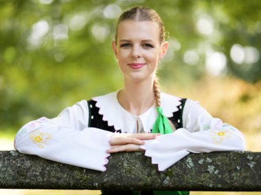 Slovakça folklor dansçısı kadın