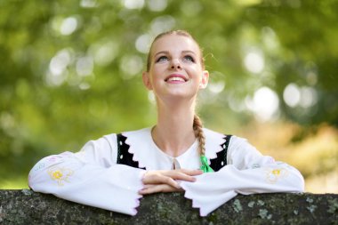 Slovakça folklor dansçısı kadın