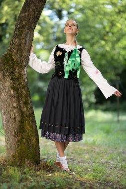 Slovakça folklor dansçısı kadın